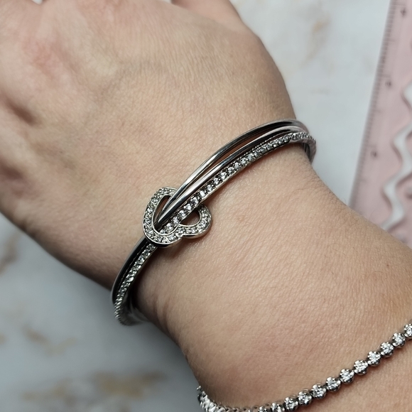 3 sterling silver bangles connected with by a  heart - Picture 6 of 7